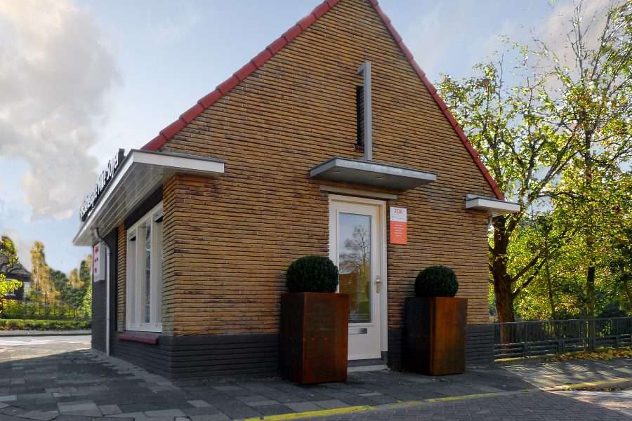 buitenkant-gerenoveerde-praktijkruimte-voor-fysiotherapie-in-voorburg